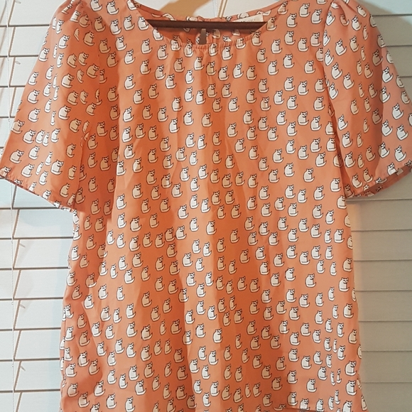 Everly Tops - EUC Size M peach Everly cat-print blouse